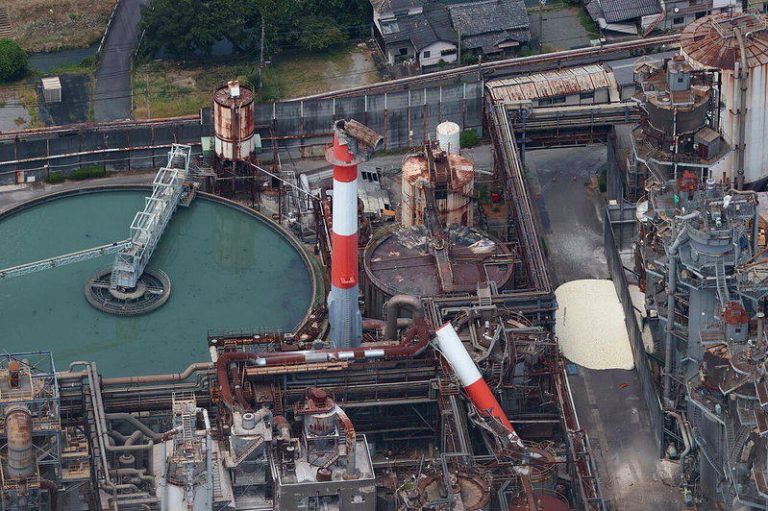 强震后熊本县内增至14死 其中2人因地震「直接死亡」 日本熊本县八代市28日发生强烈地震,日本制纸八代工厂的一根烟囱倒塌。(欧新社)
