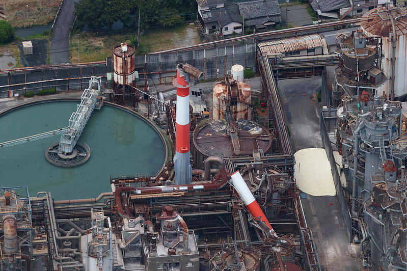日本熊本县八代市28日发生强烈地震,日本制纸八代工厂的一根烟囱倒塌。(欧新社)