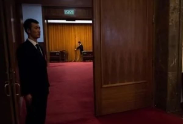 习近平身边布满黑衣人说明什么?