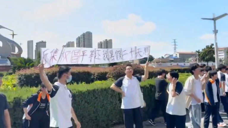 湖北中学生拉横幅“反集权” 质问为何“年年有人造反”