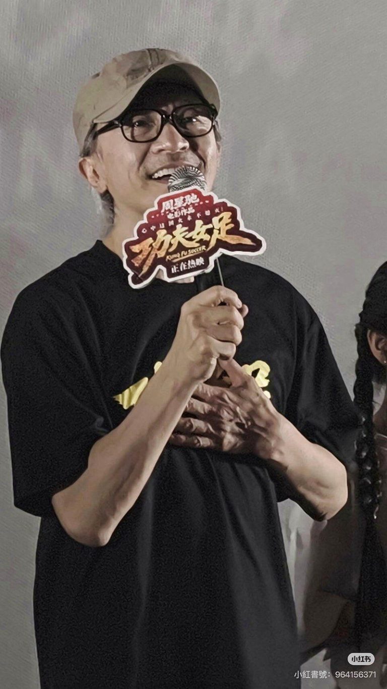 周星驰亲民的回答影迷问题。(取材自小红书)