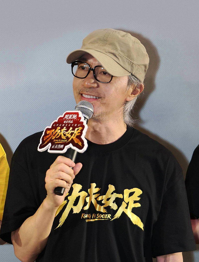 周星驰自编自导的新作「功夫女足」，上映后票房开红盘。(摘自微博)