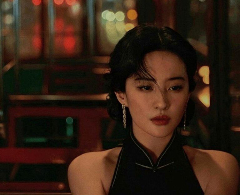 刘亦菲此次的黑色旗袍造型被评价为「自带清冷风」。(取材自微博)