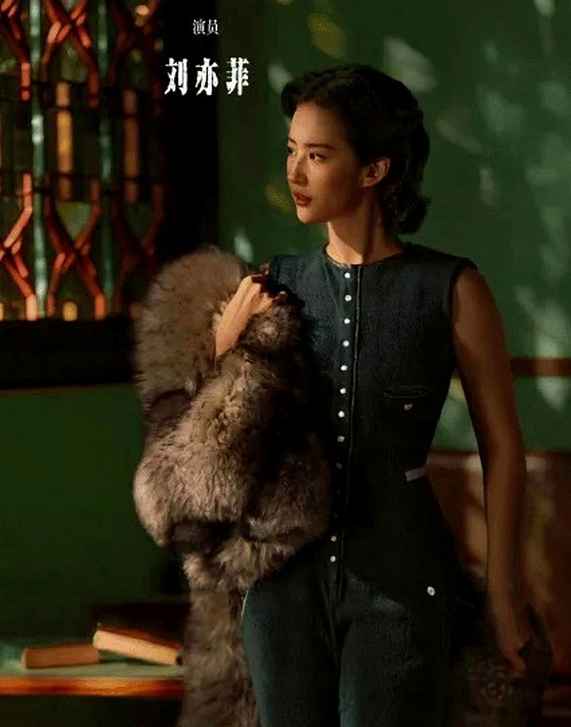 刘亦菲与摄影师陈漫再度联手，为「W中文版」拍摄封面。(取材自微博)