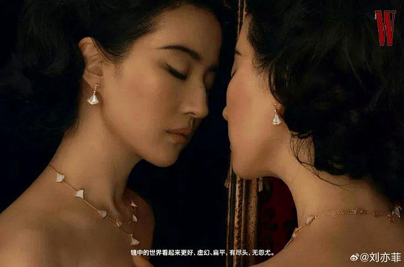 刘亦菲穿着露背旗袍在镜子前，摆出一种白富美的姿势，绝对性感撩人。(取材自微博)