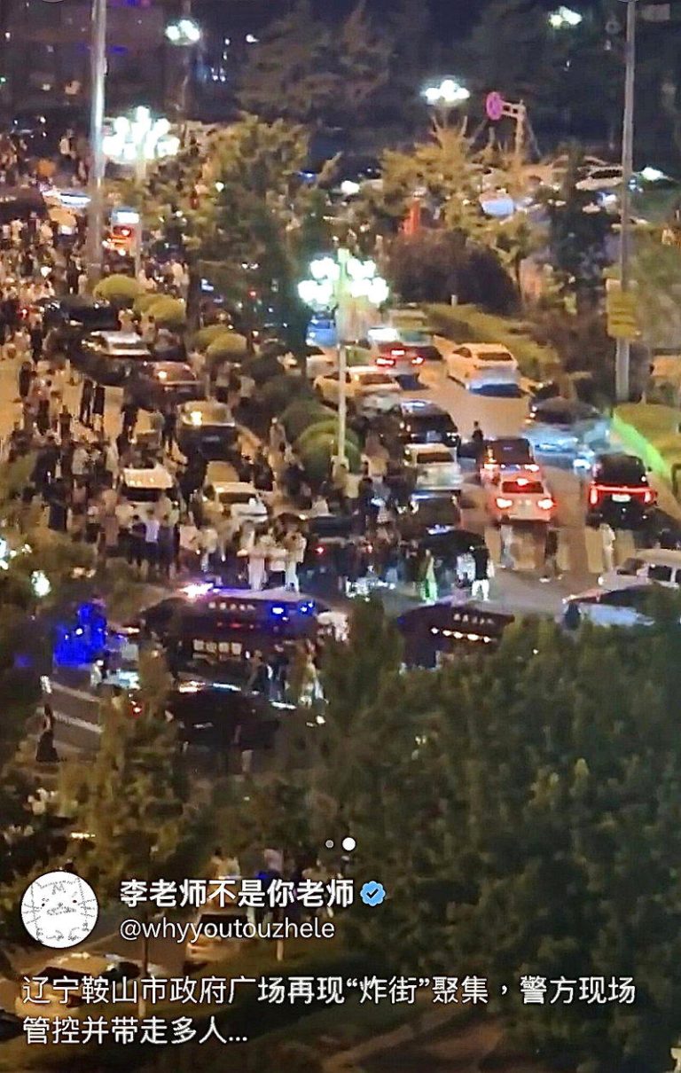 辽宁百余年轻人戴面具持玩具枪飙车「炸街」 惊动警力连夜围堵 200多名警力围堵100多名戴面具飙车炸街的年轻人。(X平台视频截屏)