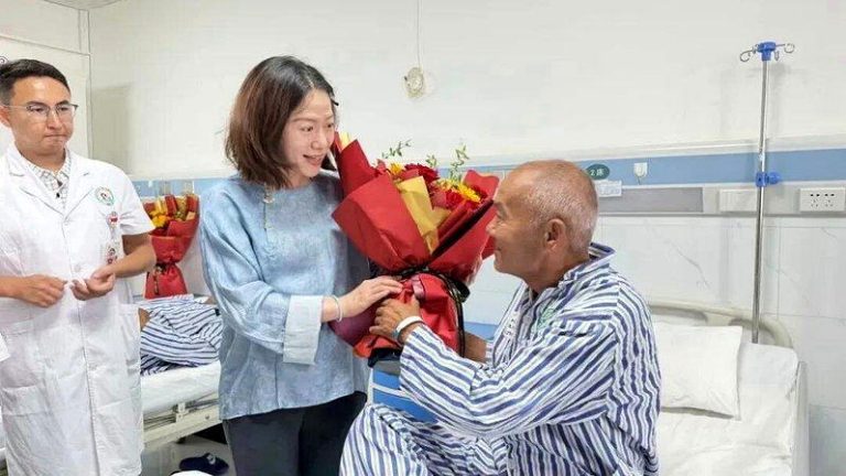 翁帆个人捐款60万元人民币，并于喀什市人民医院探望术后老兵，为老兵送上鲜花。(取...