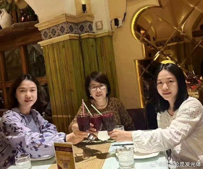 翁帆今年6月初也曾陪同母亲、姊姊及外甥女前往新疆旅游。(取材自微博)