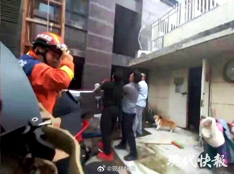 江苏火灾母女挂外墙半小时 双双坠楼童亡母危 网质疑救援失当 江苏连云港一栋民宅日前发生火灾。(取材自现代快报)