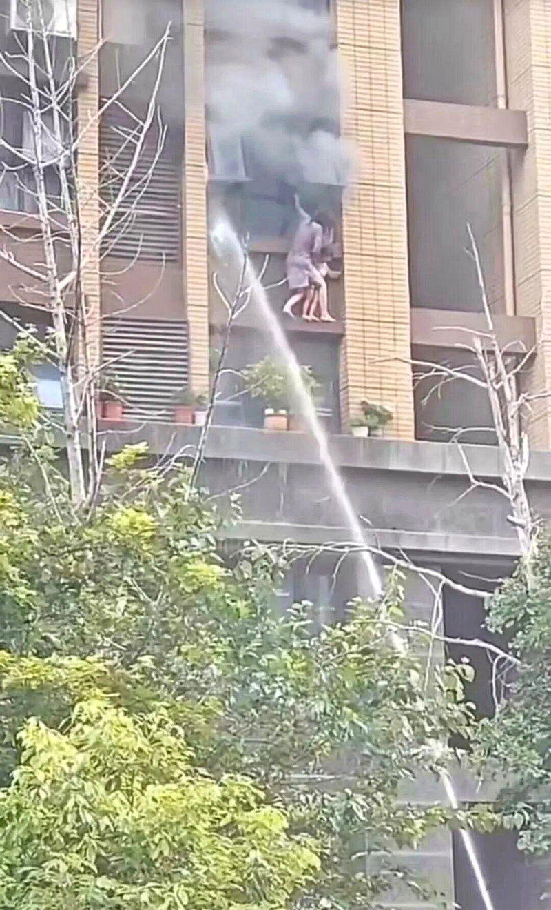 江苏连云港一栋民宅日前发生火灾,一对母女被困四楼窗外,紧抓窗栏支撑了半小时后双双...