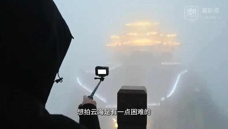 河南老君山云海观察员每天5点起床，从日出拍到灯光秀。(取材自钱江晚报)