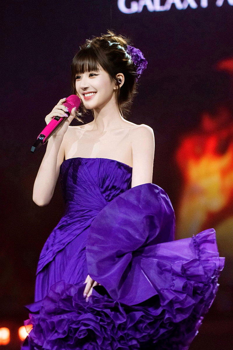 赵露思在澳门演唱会时穿的多套高级订制演出服不翼而飞。(取材自微博)
