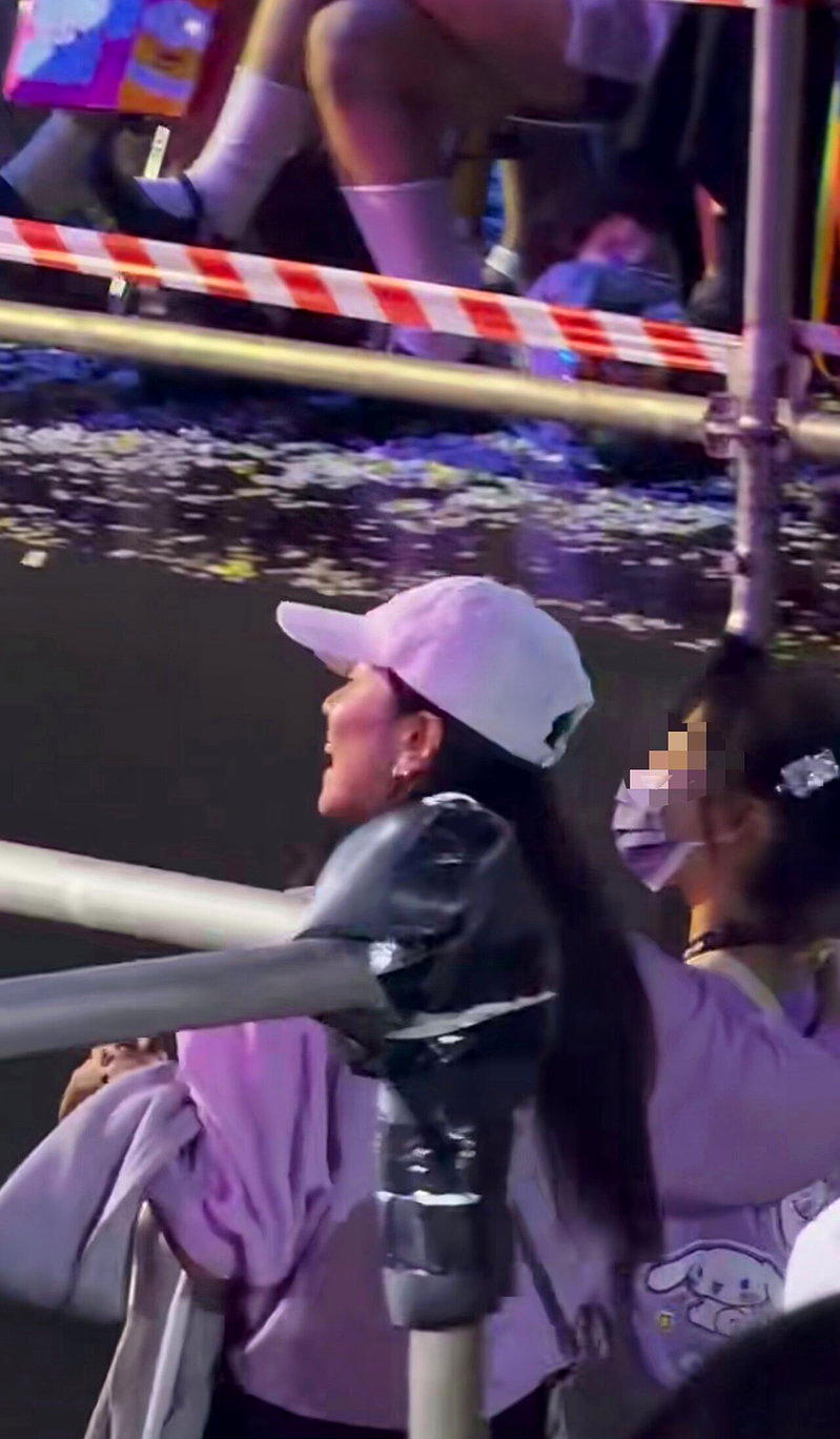 喻虹渊(左)带女儿朝圣周渝民的演唱会。（取材自小红书）