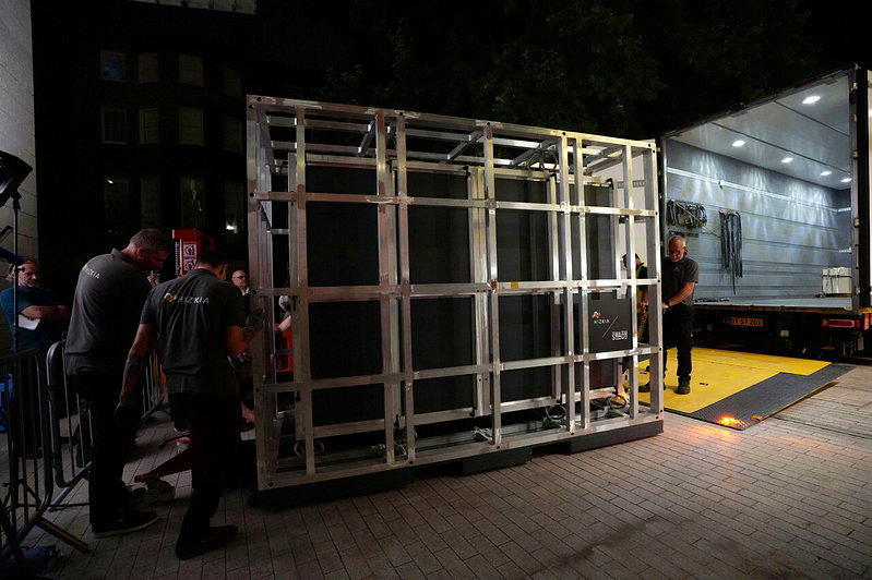 中世纪艺术珍品「贝叶挂毯」无价之宝深夜在高科技、高维安的戒备行动之下，秘密送进大...