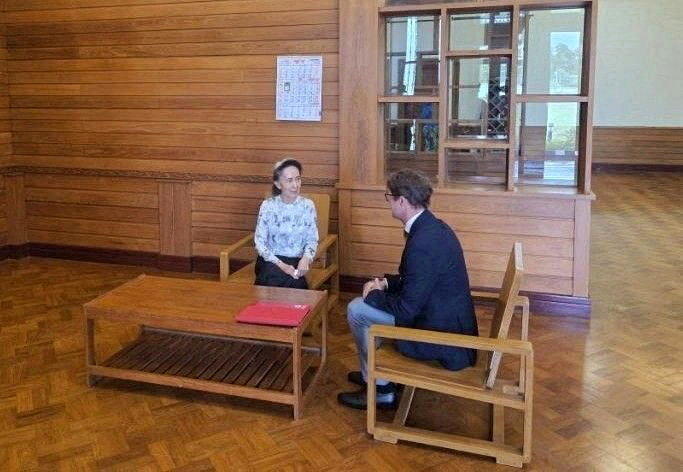 缅甸军政府3日罕见公布照片表示,81岁的翁山苏姬(左)当日在首都与红十字国际委员...
