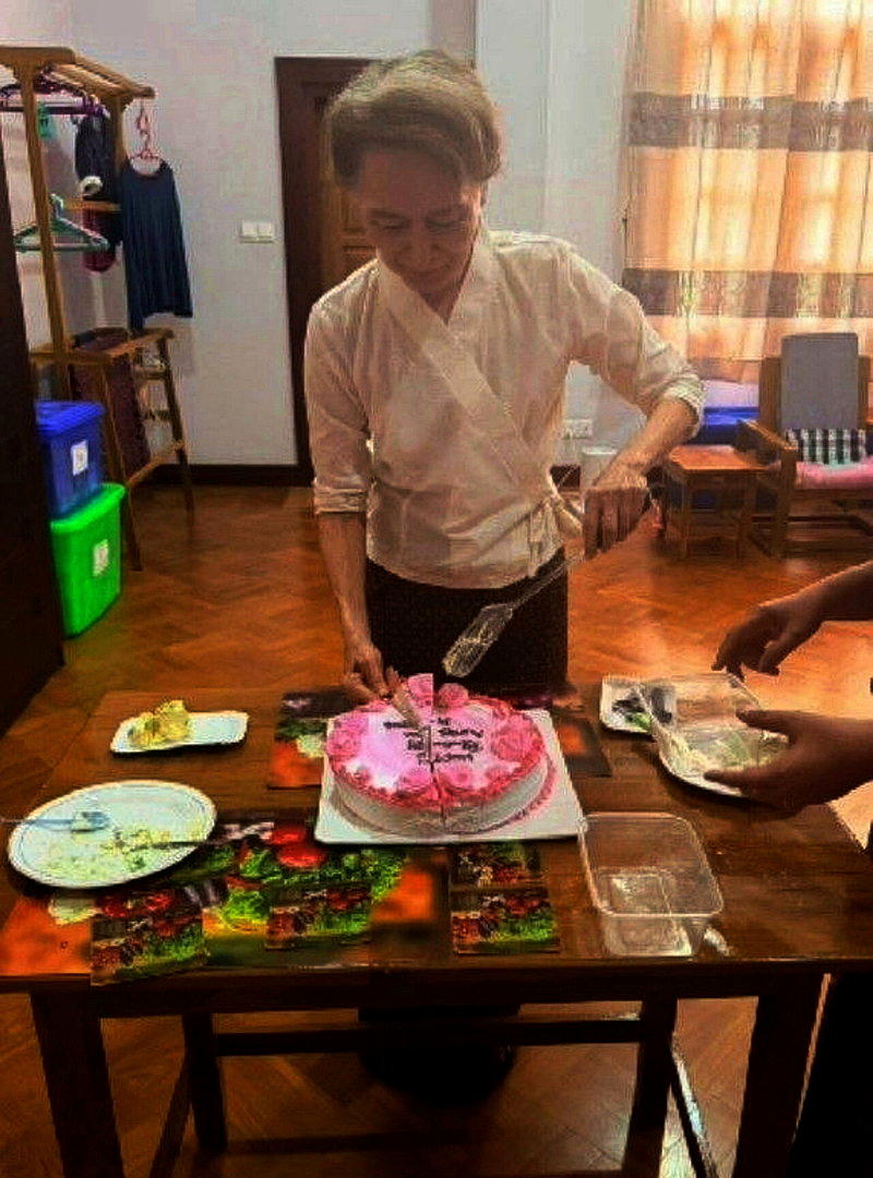 缅甸军政府3日罕见公布翁山苏姬照片,可见她正在切生日蛋糕。(美联社)