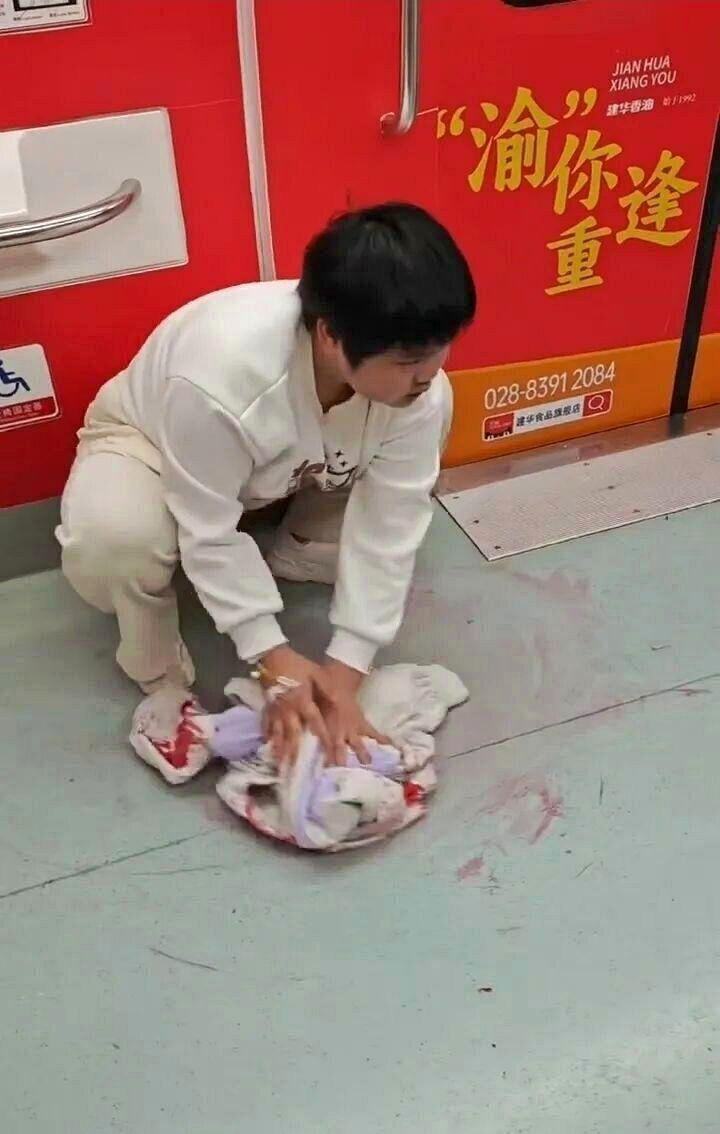 胡心瑶弄脏地铁地板后,拖着病体脱下外套擦拭的视频。(取材自红星新闻)
