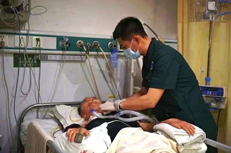 中国疾控中心最近公布的数据显示，过去一周新冠检测阳性率超过20%。(新华社数据照...