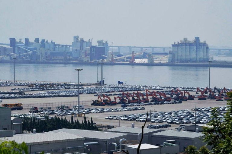 AI需求持续强劲 南韩7月出口大增62.8% 芯片暴增近180% 受油价上涨带动,7 月石油制品出口较一年前增加 34%;汽车和钢铁产品出口分别增...