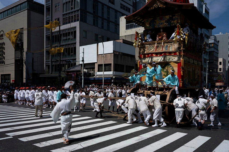 祇园祭源于9世纪末,最初是为了安抚被认为会引发流行病的神灵并祈求免受疾病侵扰的仪...