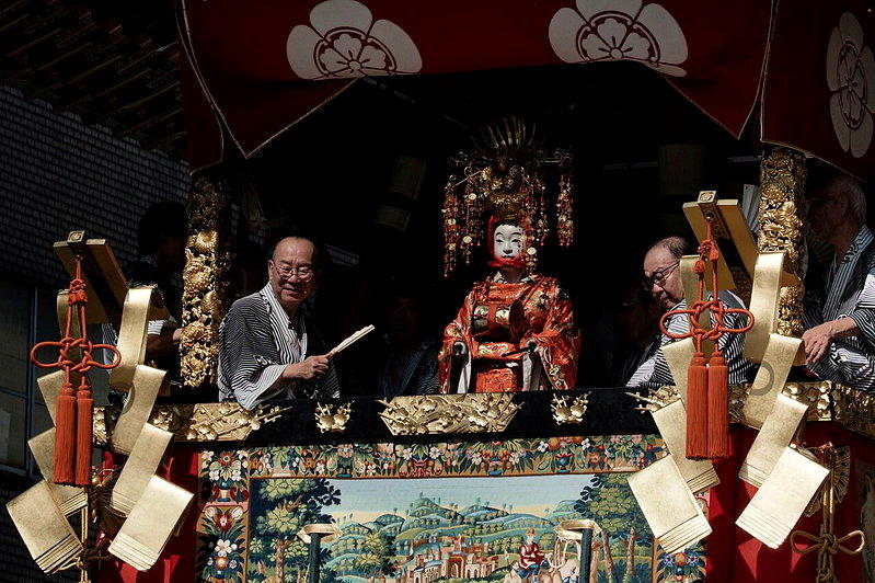 在京都举行的祗园祭主要游行队伍中,可以看到祭典花车的顶部。(美联社)