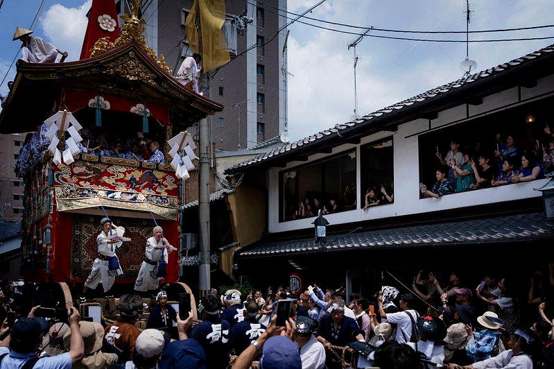 每年7月举行的京都祇园祭已有千年历史,伴随着舞蹈、音乐和歌曲的游行都会吸引大量人...