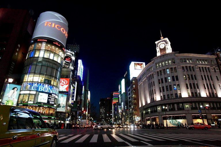 高市推日本永居新法:收入年金门槛升、配偶特例加严还要「带来利益」 日本东京繁华的商业区银座四丁目夜景。(新华社)