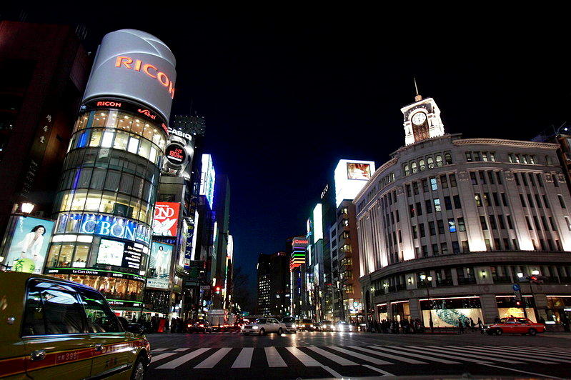 日本东京繁华的商业区银座四丁目夜景。(新华社)