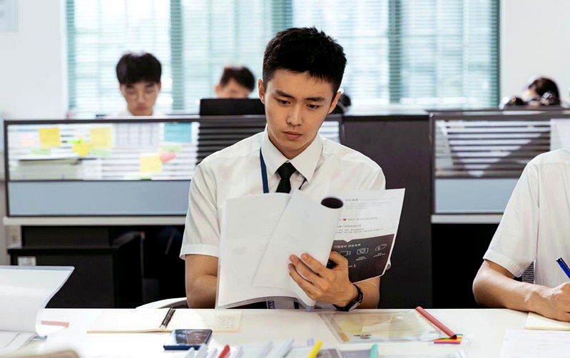 上班时专注上班,下班后搞副业成为不少中国年轻人的生活写照。(取材自南风窗)