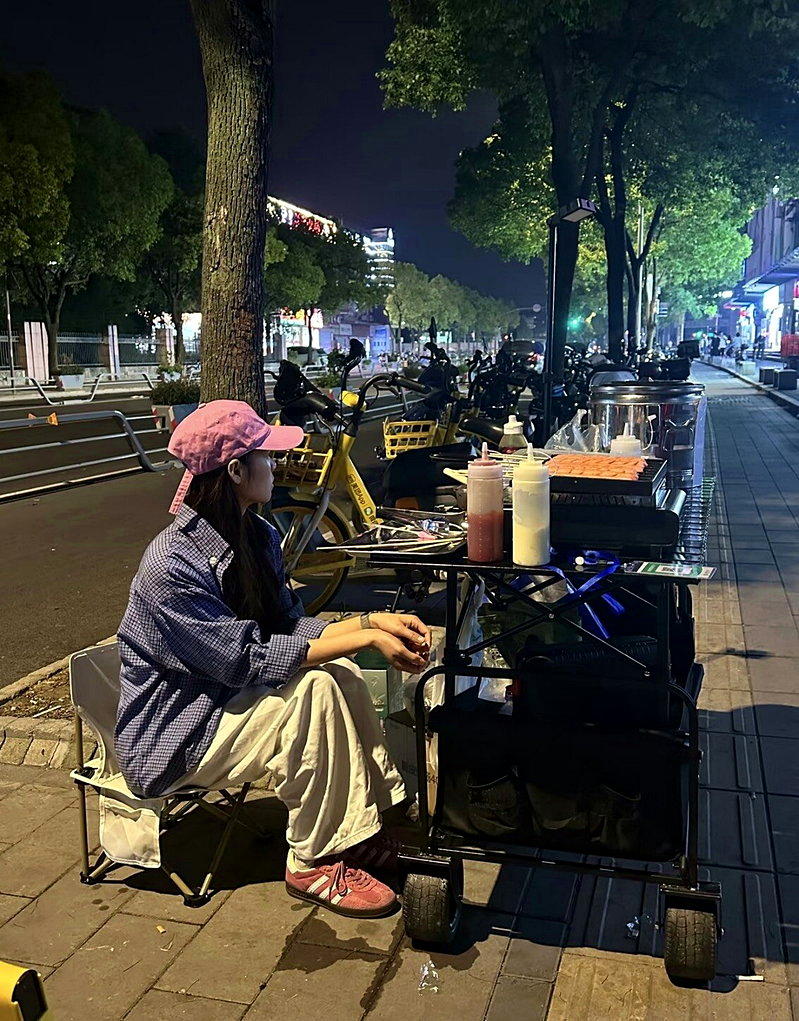 下班后去摆摊的年轻人。(取材自小红书)