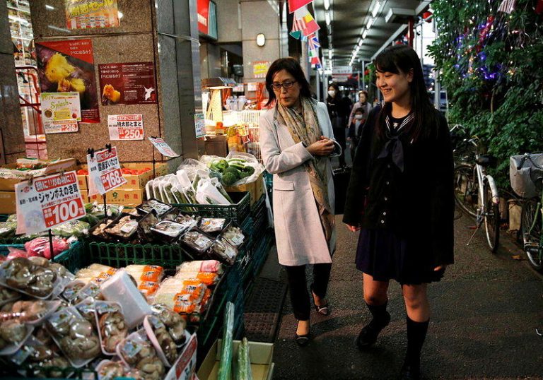 日本将批准食品消费税减税方案。（路透）