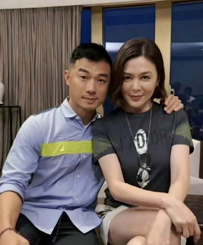 关之琳（右）被爆恋上男模。（取材自微博）