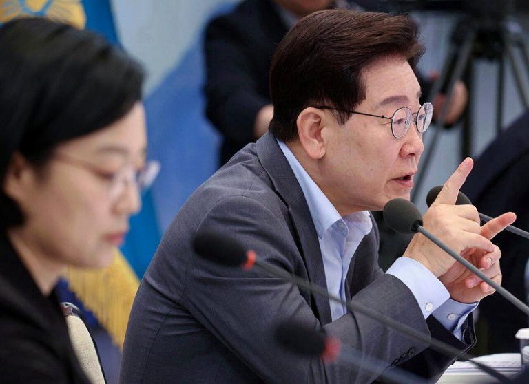 南韩总统李在明（右）5日在总统府青瓦台召开政府部门工作报告会，要求国防部加快推进...