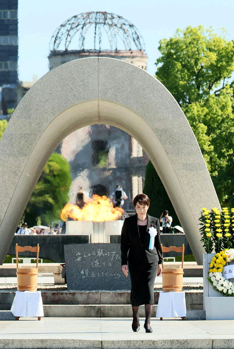日本首相高市早苗6日在广岛纪念1945年原子弹爆炸遇难者的纪念碑前敬献花圈后离开...