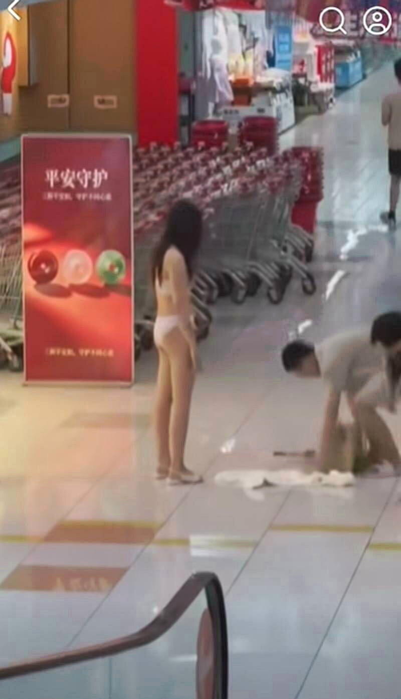 中国女在卖场突暴怒脱衣。（取材自中国傻事脸书）