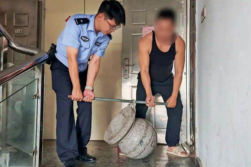 警方从男子家中追回石墩。(取材自FM93交通之声)