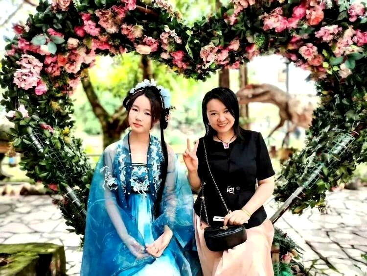 何欣桐（右）和女儿。（取材自封面新闻）