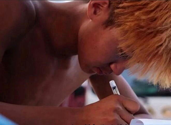 搬瓜小伙写文章时的模样。(取材自极目新闻)