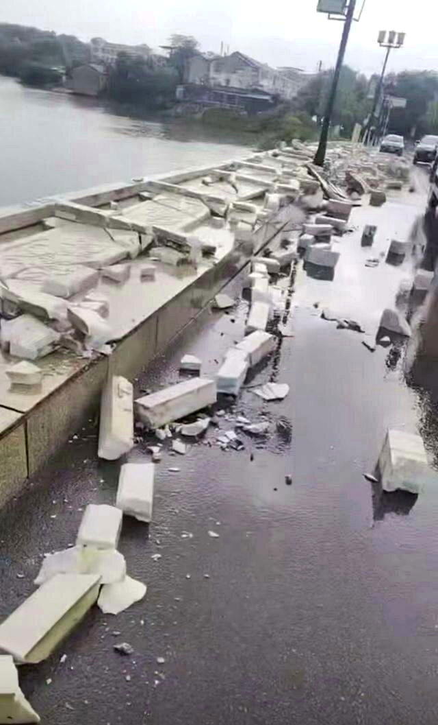 湖北三湖桥护栏被强风吹倒碎一地,遭质疑豆腐渣。(取材自大风新闻)