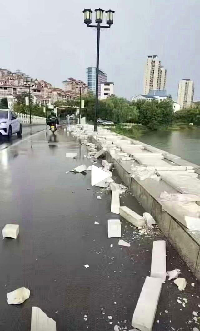 湖北三湖桥护栏被强风吹倒碎一地,遭质疑豆腐渣。(取材自大风新闻)