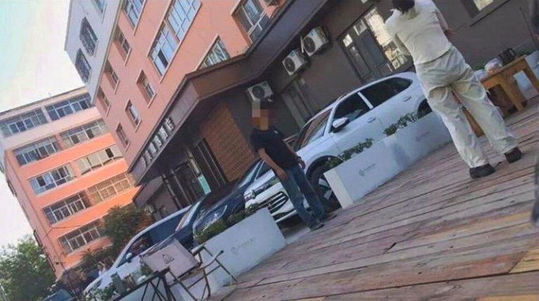 图为饭店的停车场。（取材自洪观新闻）