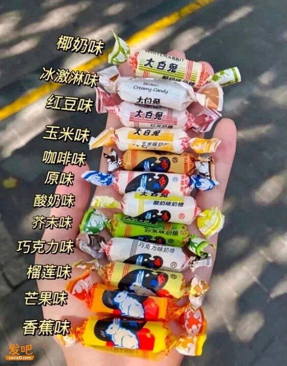 大白兔奶糖的糖纸在外网火了,网友称赞「这绝对是平面设计的杰作」。(视频截屏)