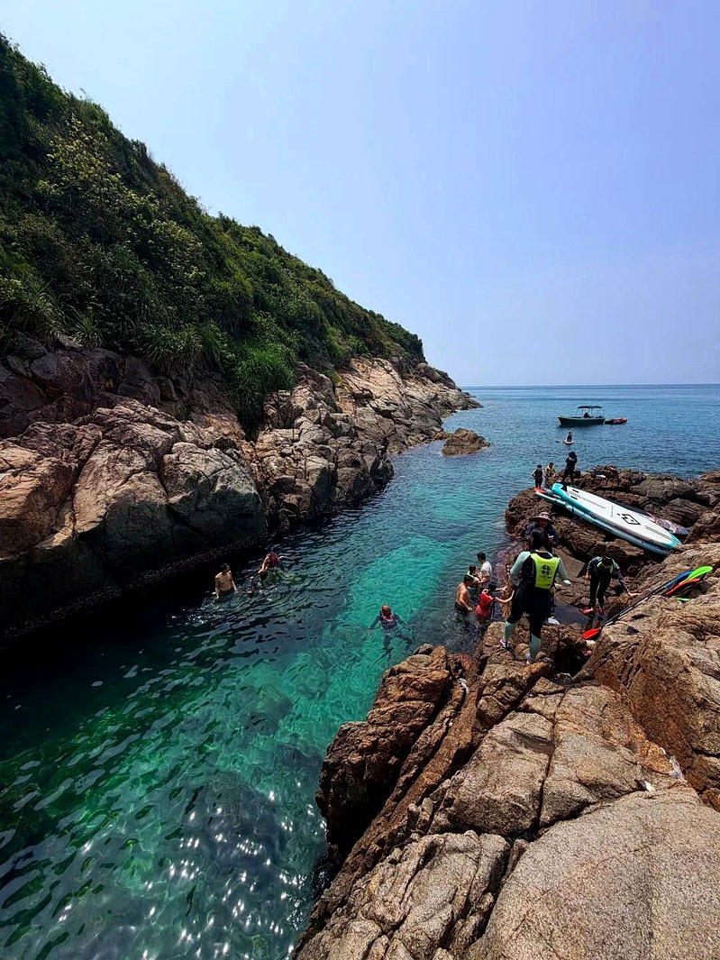 游客在第四湾玩水。(取材自极目新闻)