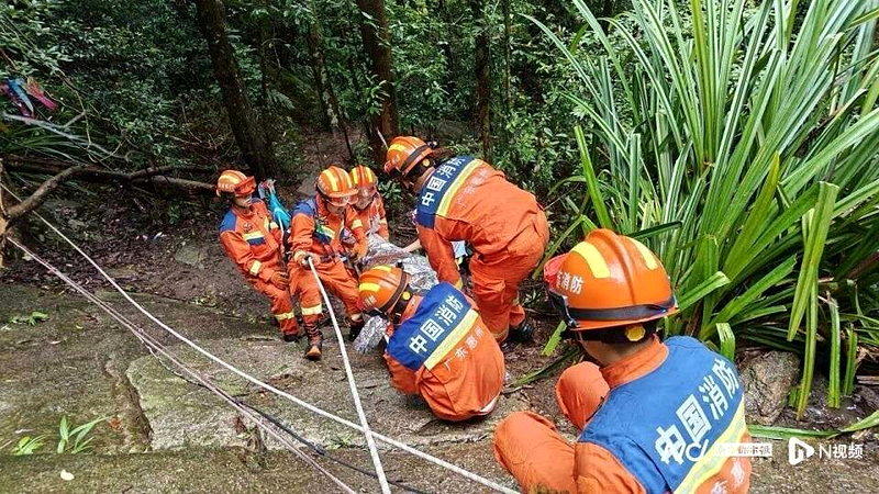 消防人员将受伤的游客运送下山。(取材自南方都市报/图源:博罗融媒)