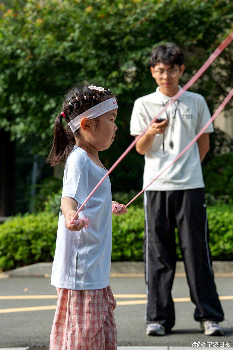 大学生上门体育课内容也有不少创意项目。(取材自宁波日报)