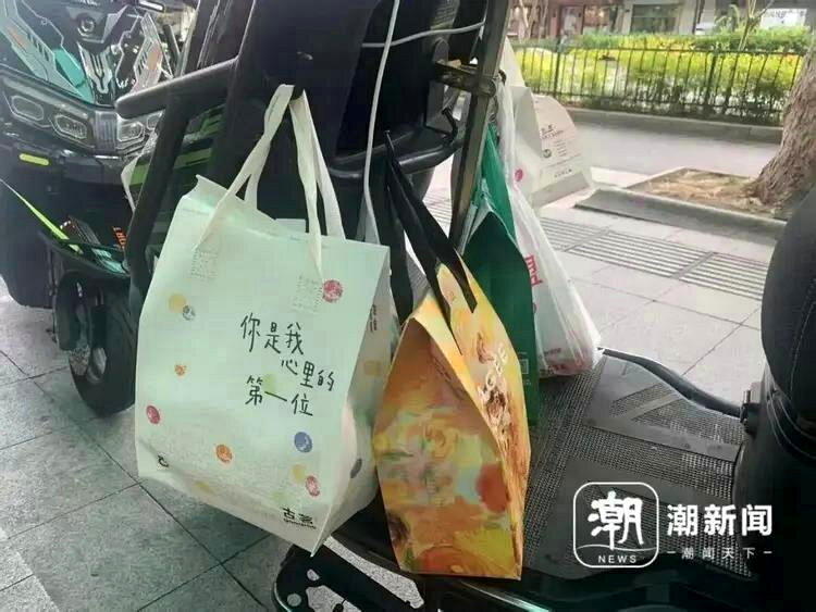 「秋天的第一杯奶茶」热梗发酵带动全国多地奶茶店集体爆单。(取材自日照日报)