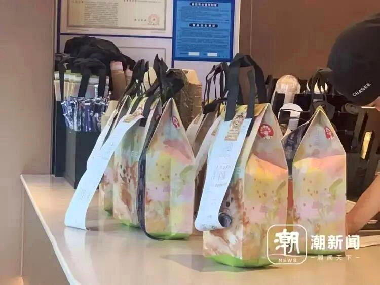 「秋天的第一杯奶茶」热梗发酵带动全国多地奶茶店集体爆单。(取材自日照日报)
