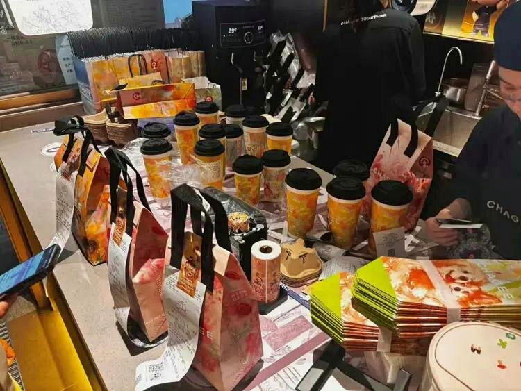 「秋天的第一杯奶茶」热梗发酵带动全国多地奶茶店集体爆单。(取材自日照日报)