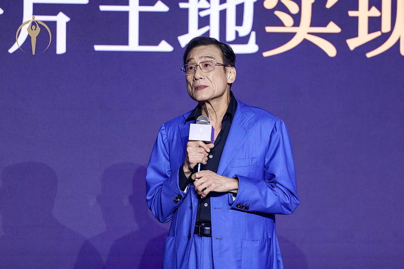 梁家辉在演讲过程中数度落泪。(取材自北京日报/主办方供图)