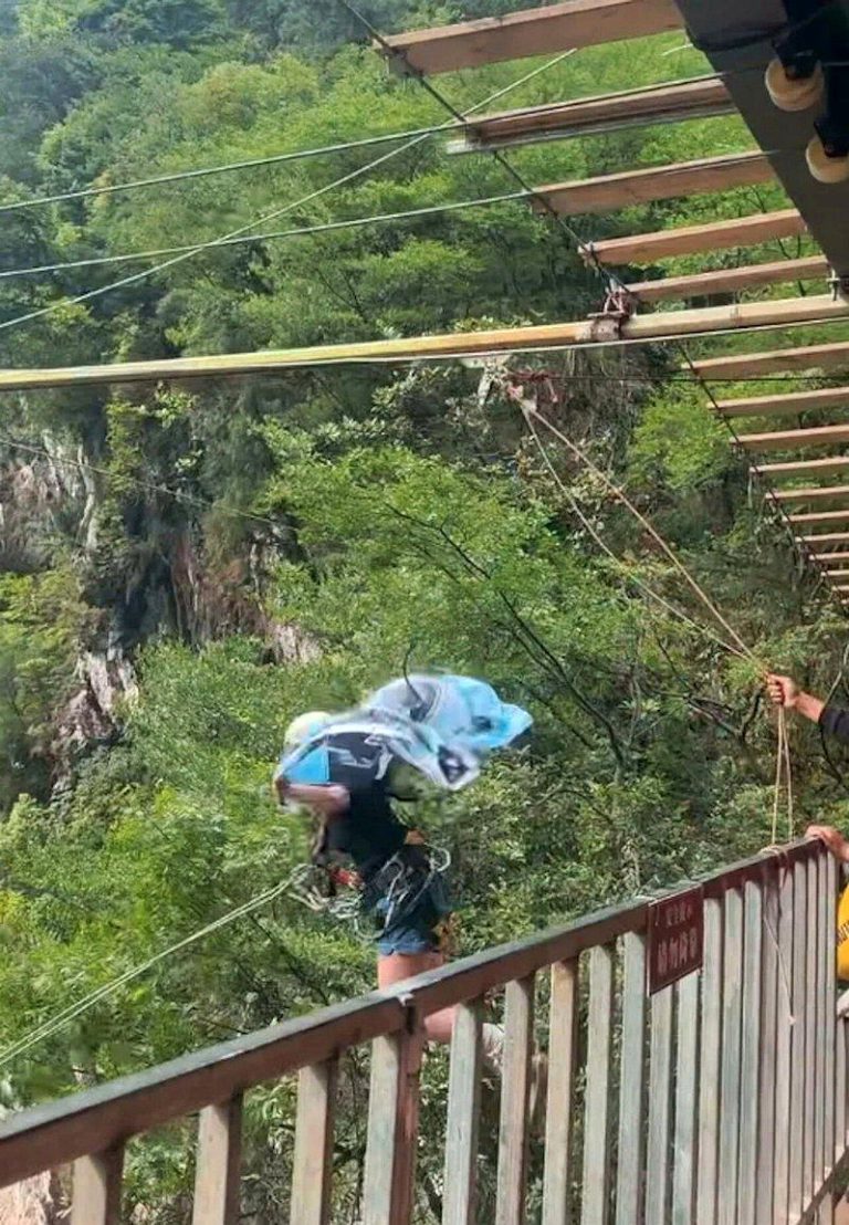 网红景区竞争 刺激设施藏隐患 2026年5月3日,在四川广安华蓥市玛琉岩瀑布风景区,一名16岁游客在体验网红游...